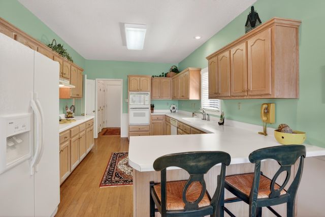 1037 MIRROR LAKE DR, Cordova, TN 38018