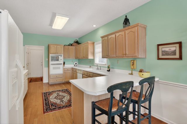 1037 MIRROR LAKE DR, Cordova, TN 38018