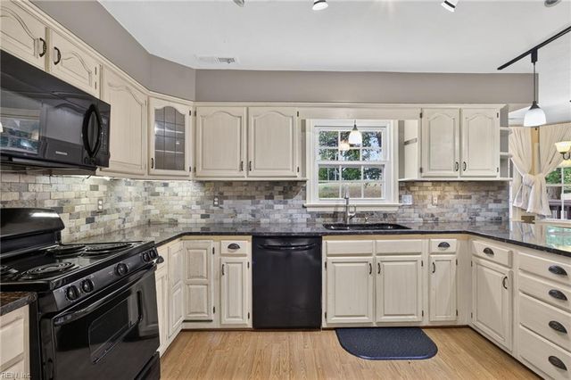 911 Edgewater DR, Newport News, VA 23602