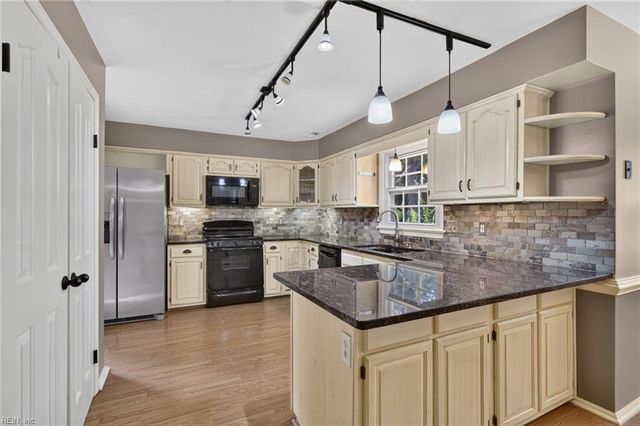 911 Edgewater DR, Newport News, VA 23602