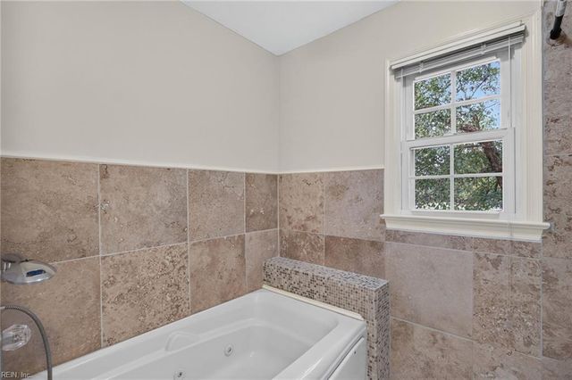 911 Edgewater DR, Newport News, VA 23602
