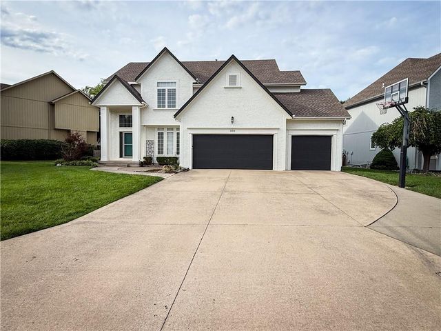 308 NE Hidden Valley Way, Lee's Summit, MO 64064