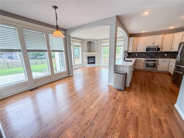 308 NE Hidden Valley Way, Lee's Summit, MO 64064