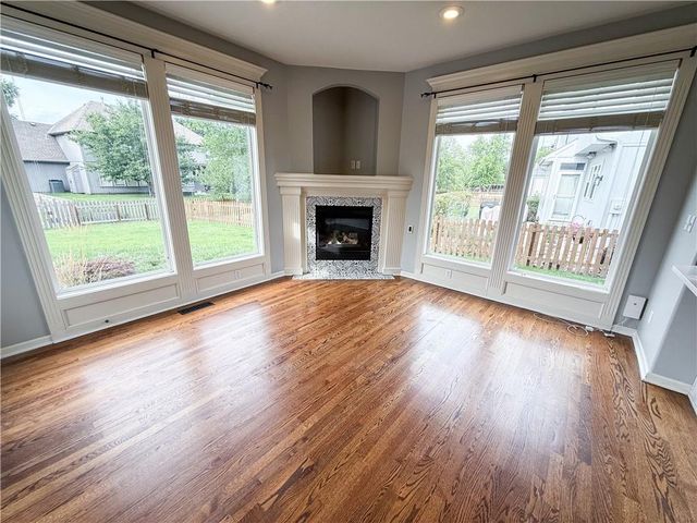 308 NE Hidden Valley Way, Lee's Summit, MO 64064