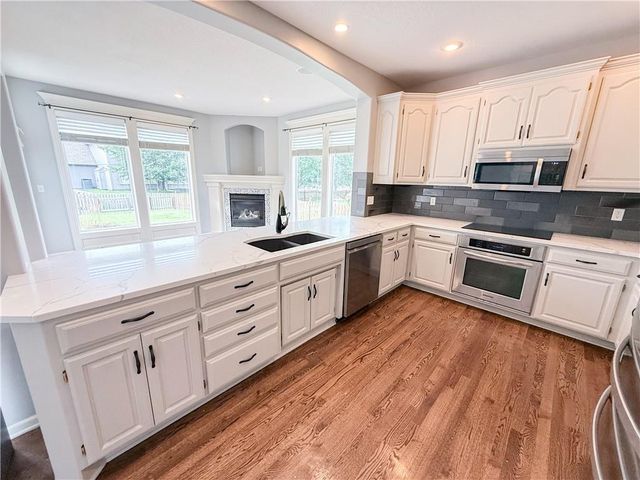 308 NE Hidden Valley Way, Lee's Summit, MO 64064