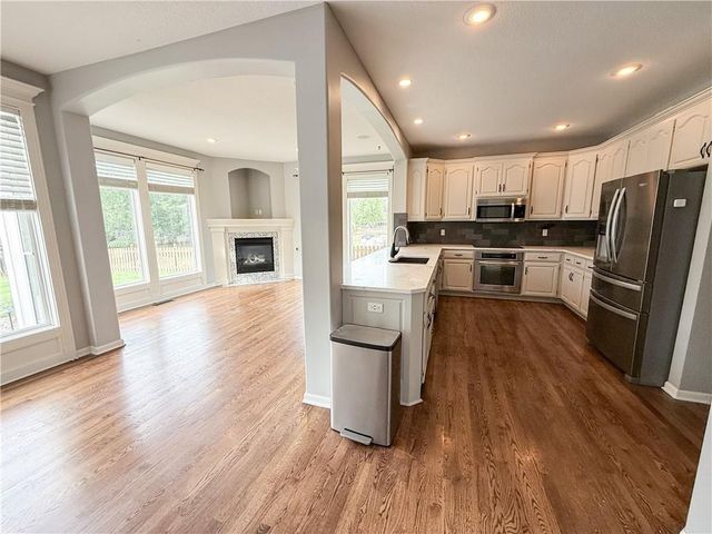 308 NE Hidden Valley Way, Lee's Summit, MO 64064