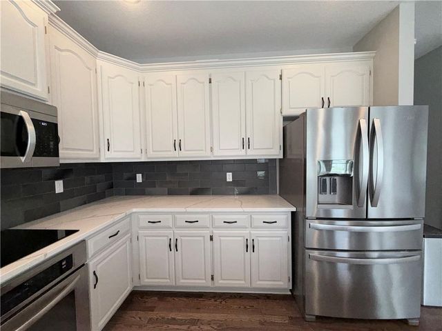 308 NE Hidden Valley Way, Lee's Summit, MO 64064