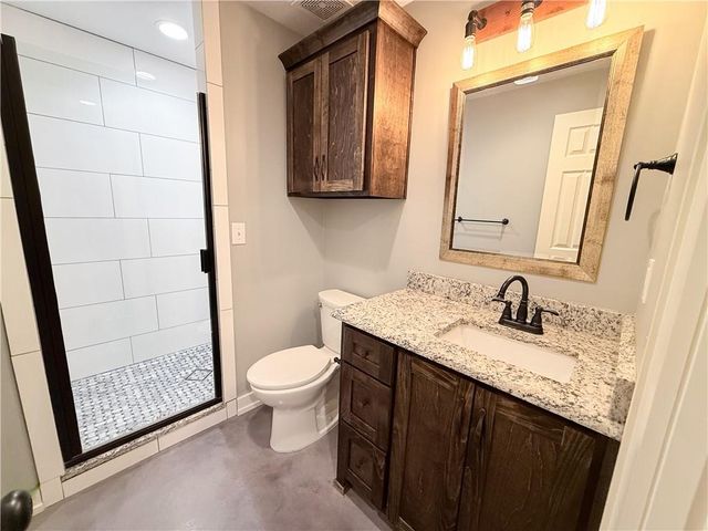 308 NE Hidden Valley Way, Lee's Summit, MO 64064