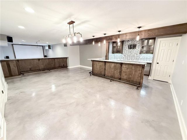 308 NE Hidden Valley Way, Lee's Summit, MO 64064