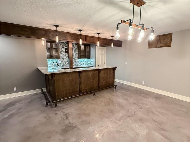 308 NE Hidden Valley Way, Lee's Summit, MO 64064
