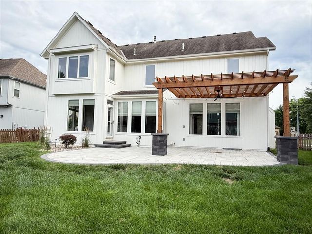 308 NE Hidden Valley Way, Lee's Summit, MO 64064