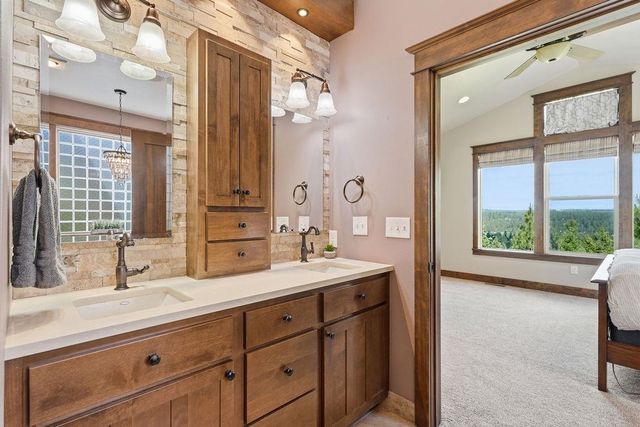 1211 E Quartz Ln, Spokane, WA 99208