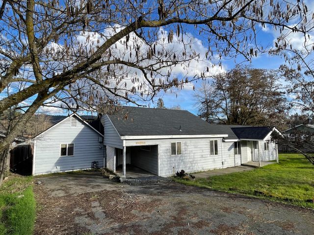 1805 NW Candler Avenue, Grants Pass, OR 97526