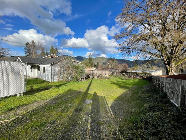 1805 NW Candler Avenue, Grants Pass, OR 97526