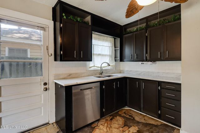 2704 Pine Avenue, Gulfport, MS 39501