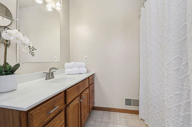 8719 Chadwick Lane, Kalamazoo, MI 49009