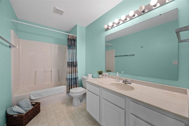 1027 74th Street NE, Cedar Rapids, IA 52402