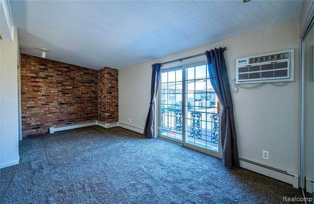 2344 W 14 Mile Road 7, Royal Oak, MI 48073