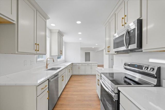 1676 MILLER FARMS RD, Germantown, TN 38138