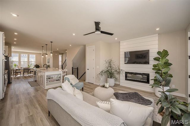1329 W Gateway Heights, Richmond Heights, MO 63144
