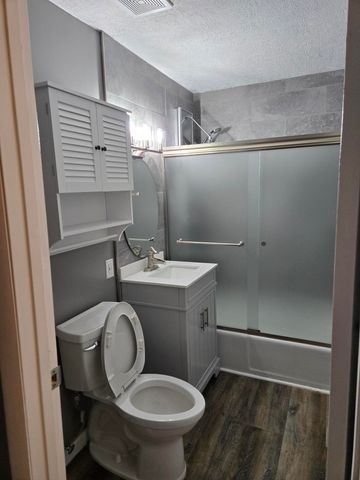 1725 E AVENUE, Council Bluffs, IA 51501