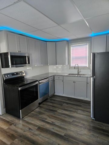 1725 E AVENUE, Council Bluffs, IA 51501