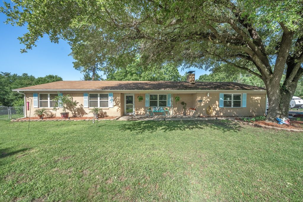 542 S Houston Street, Edgewood, TX 75117