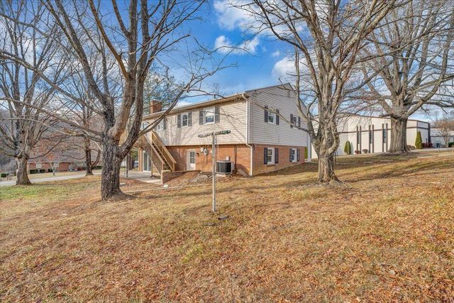 1349 Rainbow Forest DR, Troutville, VA 24175