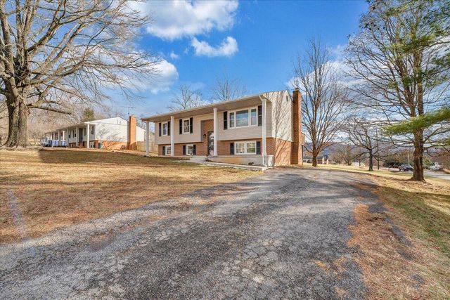 1349 Rainbow Forest DR, Troutville, VA 24175