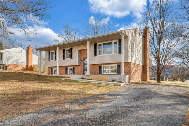 1349 Rainbow Forest DR, Troutville, VA 24175