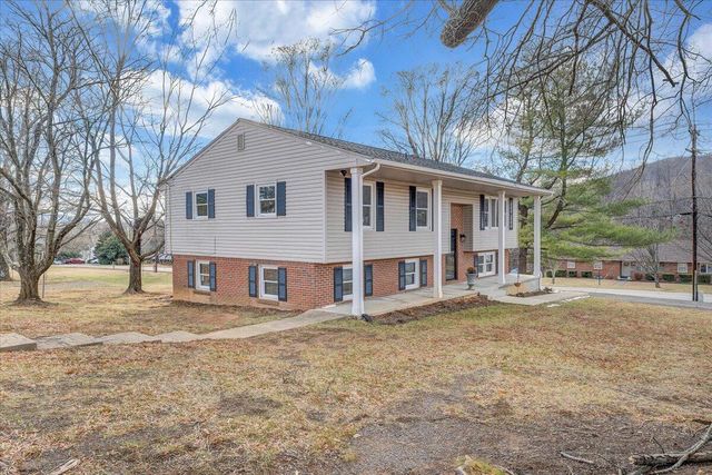 1349 Rainbow Forest DR, Troutville, VA 24175