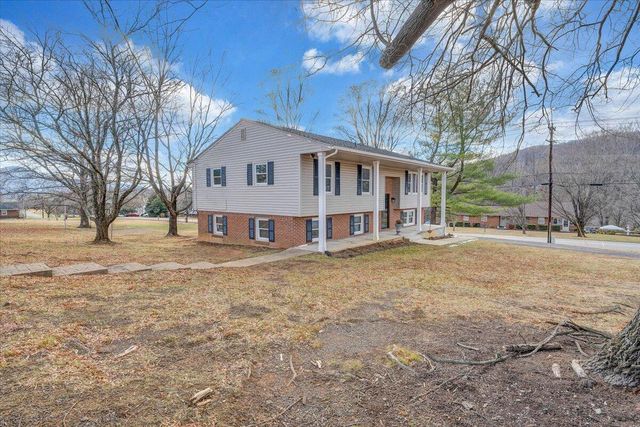 1349 Rainbow Forest DR, Troutville, VA 24175