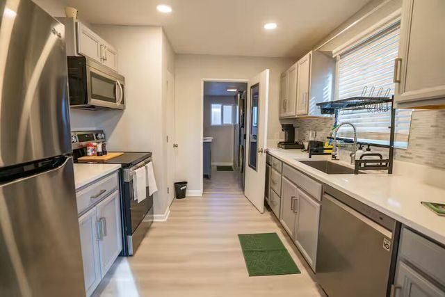 1124 Los Tomases Drive NW, Albuquerque, NM 87102