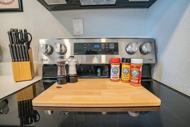 1124 Los Tomases Drive NW, Albuquerque, NM 87102