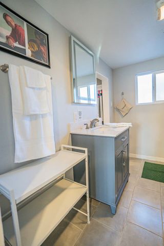 1124 Los Tomases Drive NW, Albuquerque, NM 87102