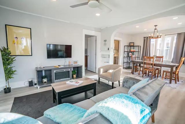 1124 Los Tomases Drive NW, Albuquerque, NM 87102