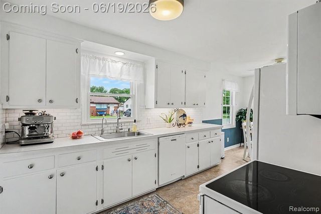 549 Park Drive, Clawson, MI 48017