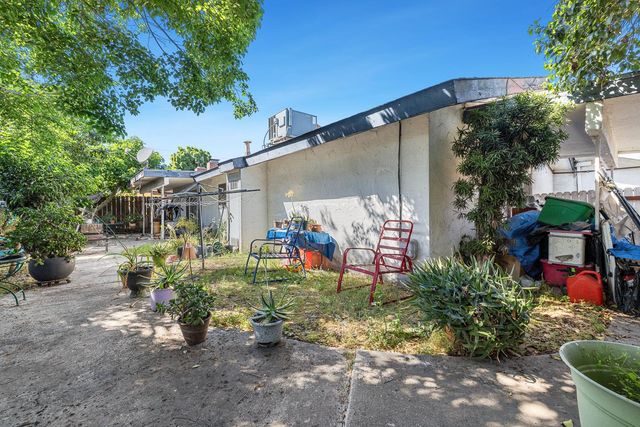 2045 W Simpson, Fresno, CA 93705