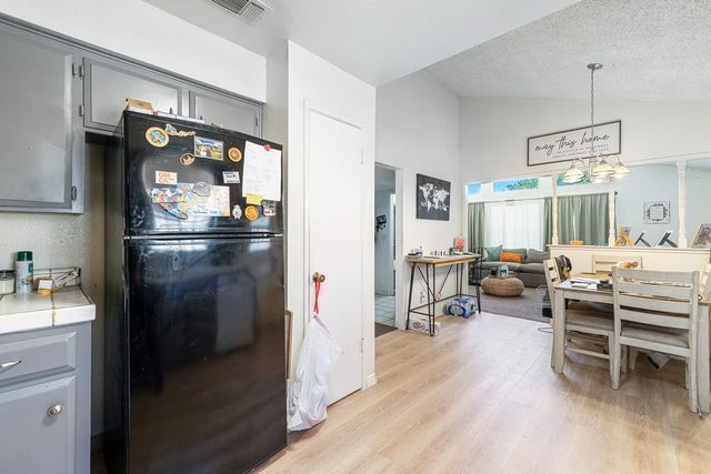 2045 W Simpson, Fresno, CA 93705