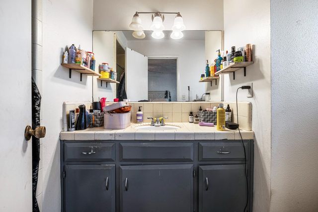 2045 W Simpson, Fresno, CA 93705