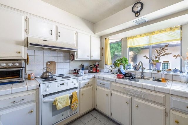 2045 W Simpson, Fresno, CA 93705