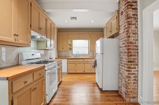 1739 E 13th Place, Tulsa, OK 74104