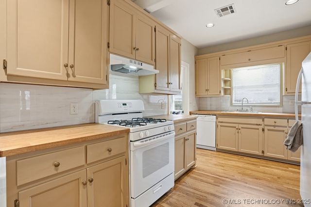 1739 E 13th Place, Tulsa, OK 74104