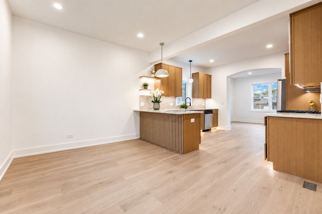 5721 S Newcastle Avenue, Chicago, IL 60638