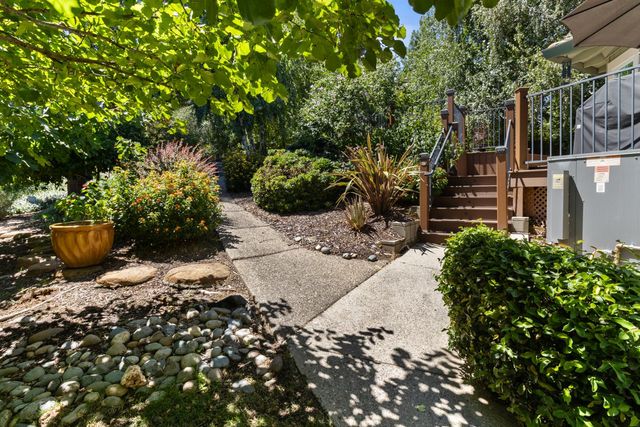 10640 Sunrise Ridge Cir, Auburn, CA 95603