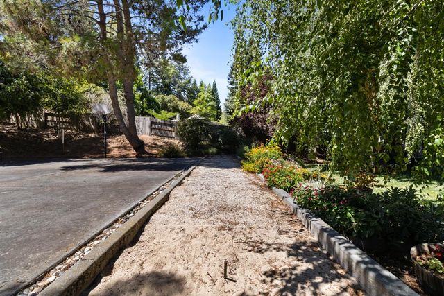 10640 Sunrise Ridge Cir, Auburn, CA 95603