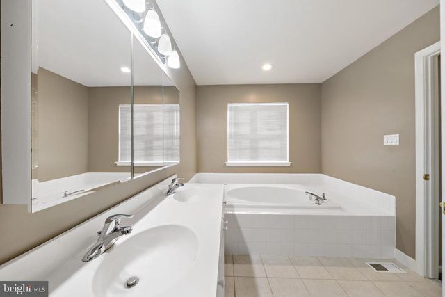 2 WATSON DR, Mount Laurel, NJ 08054