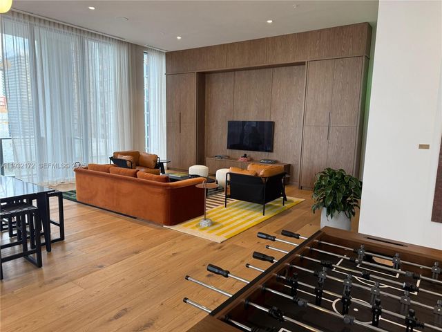 11 NE 6th St 802, Miami, FL 33132