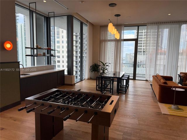 11 NE 6th St 802, Miami, FL 33132