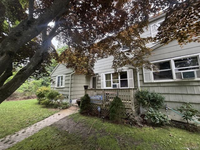8 Windus Drive, Shirley, NY 11967